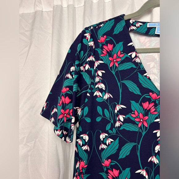 Draper James navy/pink/green floral short sleeved v-neck shift dress, size M - Picture 7 of 10